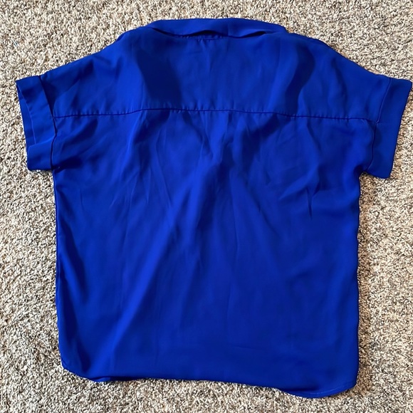 LULUS Blue Flowy Dolman Short Sleeve Blouse Plunging V Neck Blouse. Size Medium. - Picture 4 of 4